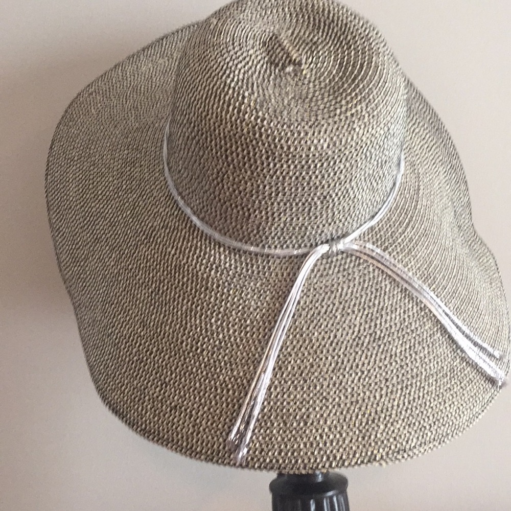 Large brim Straw hat with tweed like glitter print